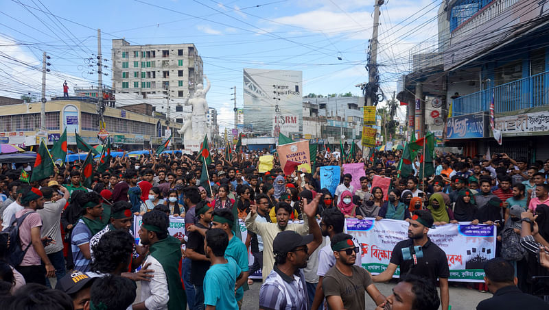 কোটা সংস্কারের দাবিতে ও শিক্ষার্থীদের ওপর হামলা প্রতিবাদে কুষ্টিয়ায় শিক্ষার্থীদের বিক্ষোভ। আজ মঙ্গলবার বিকেল ৪টার দিকে শহরের এনএসরোডে মুজিব চত্বরে